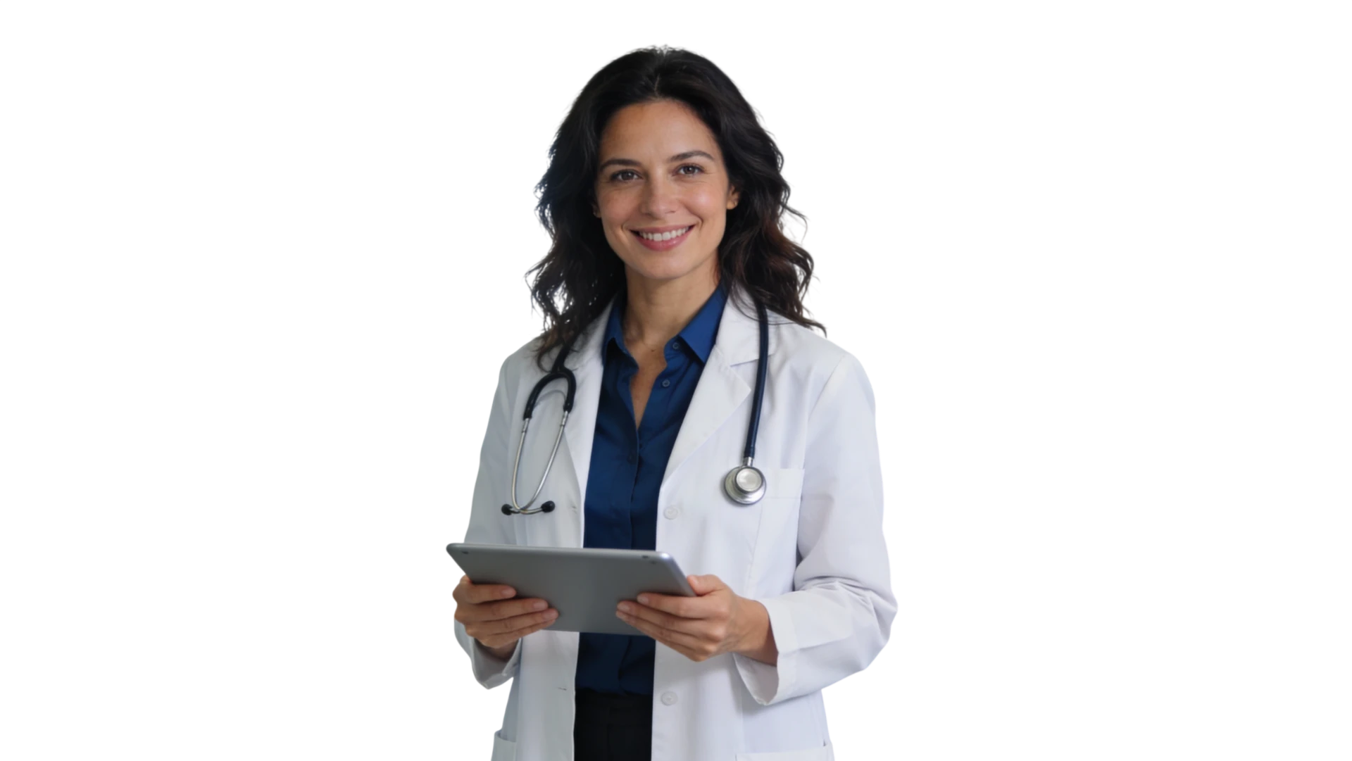 Médica da Clínica Higya sorrindo, de jaleco e estetoscópio, segurando um tablet