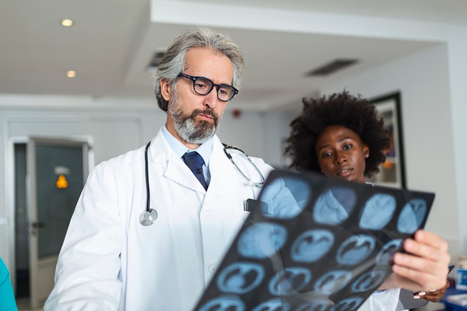Médicos da Clínica Higya analisando imagens de exame no consultório